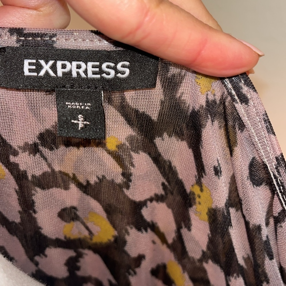 Express Leopard Print V-Neck Ruffle Top - Picture 4 of 4